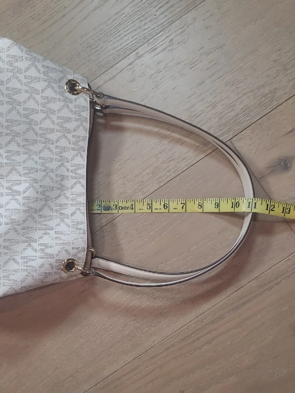 EUC Michael Kors Raven Medium Shoulder Bag Women's Cream Initial Logo Purse